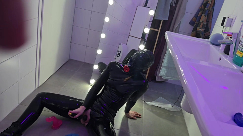 LillyLeather: Une poupée en caoutchouc avec masque de préservatif et bottes...