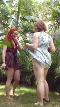 Sarah Calanthe và Nikita Foxx chơi trong vườn