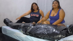Selfgags femdom bondage: Il fidanzato di luna viene mummificato, imbavagliato e munto da...