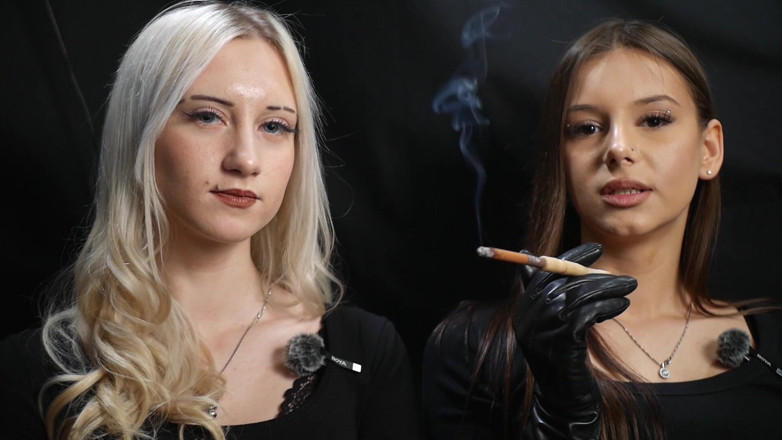 Russian Smokers: 느린 연기와 장난 상호 작용으로 담배를 공유하는 검은 옷을 입은 두 여성