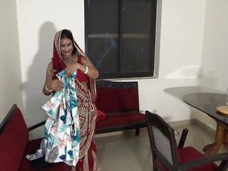 Bollywood porn: Hintli kadın mutfakta ve kanepede devar tarafından sikiliyor