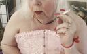 Constance: Pissar i rosa och röker