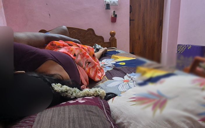 Black & white desicat: Seksi komşu evli kadın Sreejaa sari amcığını parmaklıyor ve iyi...