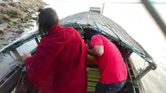 Бенгальська дівчина в червоному сарі на відкритому повітрі, відео