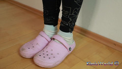 KimisWorld: Opotřebované Růžové Clogs & Dirty White Ponožky - Zpocené a použité!
