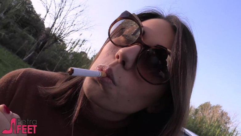 Smokin Fetish: Remaja cantik merokok di luar