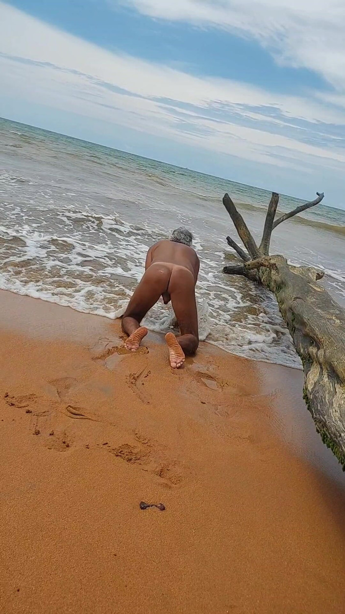 Ladysilvas: 해변에서 무두질한 알몸으로 섹시한 마크 핫한 엉덩이를 보여주는 Sissy Ladysilva