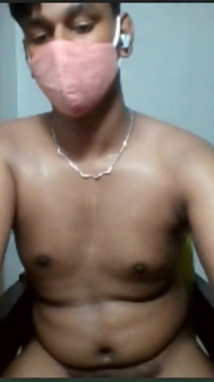 Un mec brun branle sa bite noire et lâche une dose de sperme