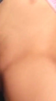 Sensual morena gata dedos na buceta molhada e chupa pau latejante