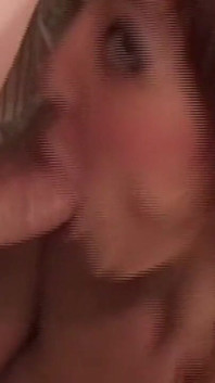 Cette MILF brune séduisante aime les baises orales et hardcore