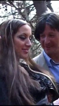 Piękne trans milf z wielkimi cyckami ssą dużego vintage kutasa w lesie, który spuści w ustach