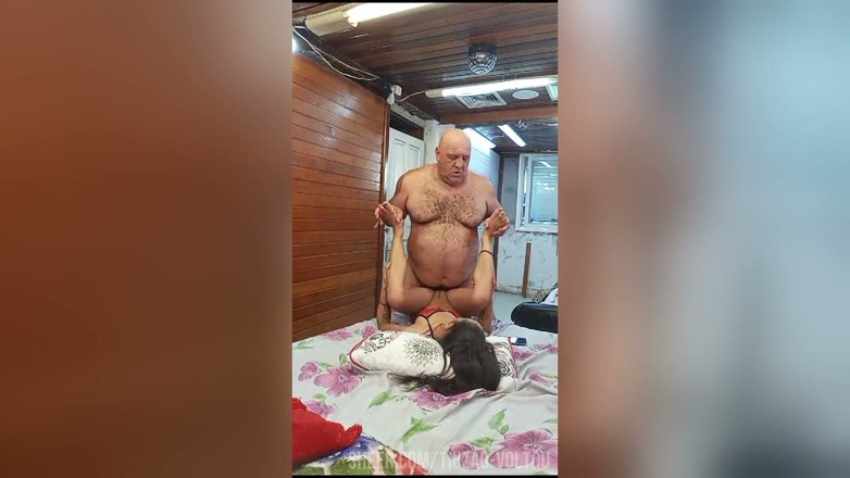 Tiuzao: 23letá brunetka chce tlustého penisu