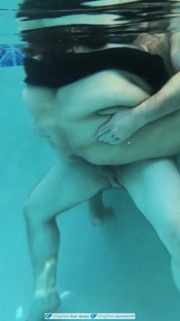 Cuckquean en primer plano - grandota cuckcake folla a mi marido en la piscina al aire libre mientras filmo bajo el agua