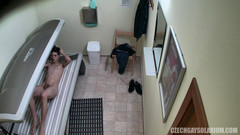 Czech Gay Solarium: 捷克同性恋日光浴室 32 buff twink 的表演