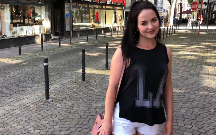 Emma Secret: Příliš odvážné! Přesvědčena k šukání uprostřed města!