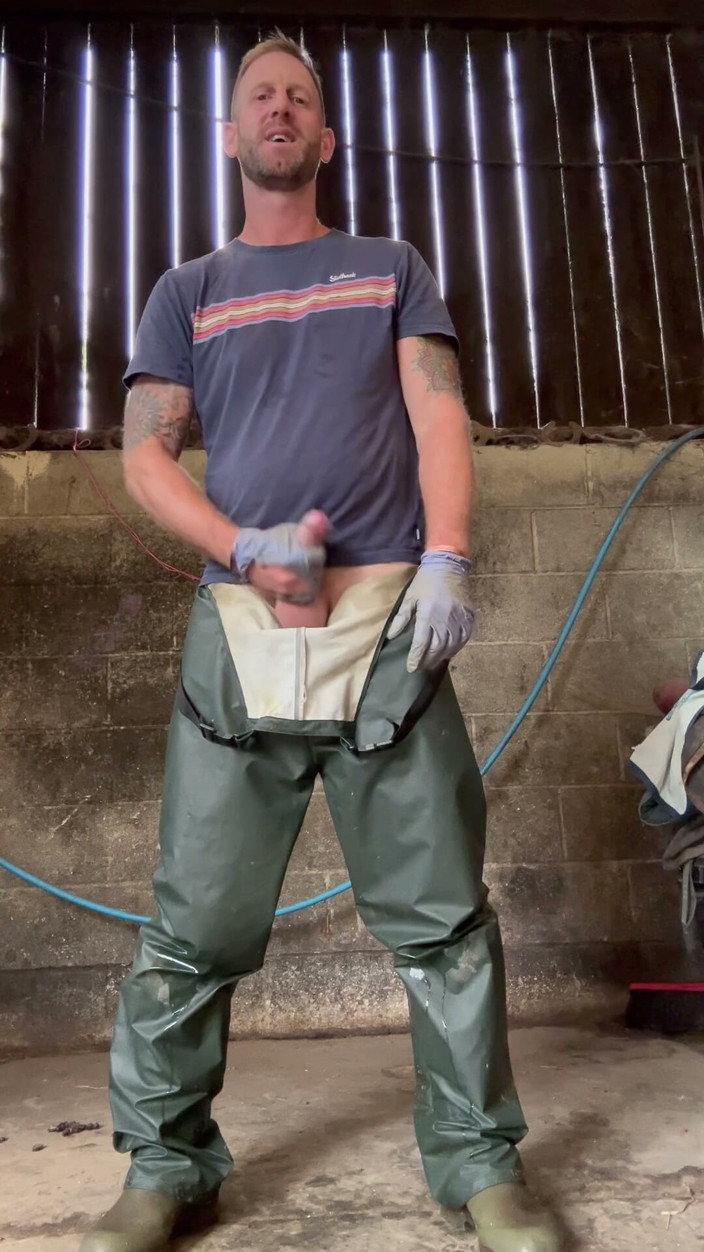 Farmer Sam: Granjero se masturba en equipo de trabajo sucio