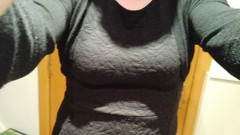 Joslin: 服とガーターベルトを見せる