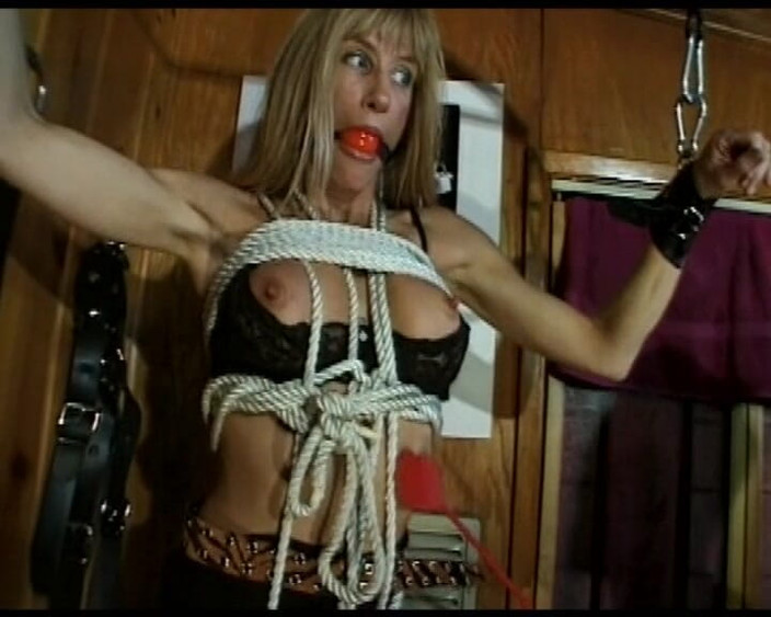 VintageXMovies: Gagică blondă legată în extaz sado-maso