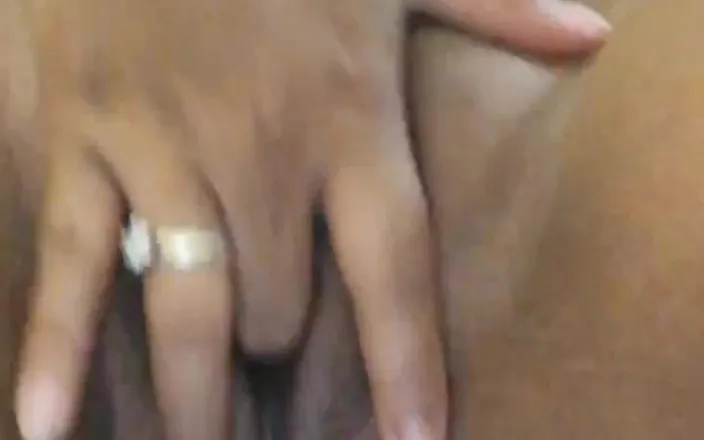 Lamorena Hott: See how I masturbate my juicy pussy