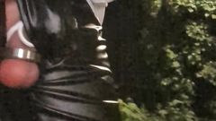 kinkygaynudist: 男人走在外面展示他的蛋蛋