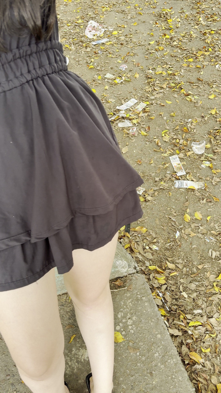 camilita111: Une fille colombienne se masturbe en public sur la route