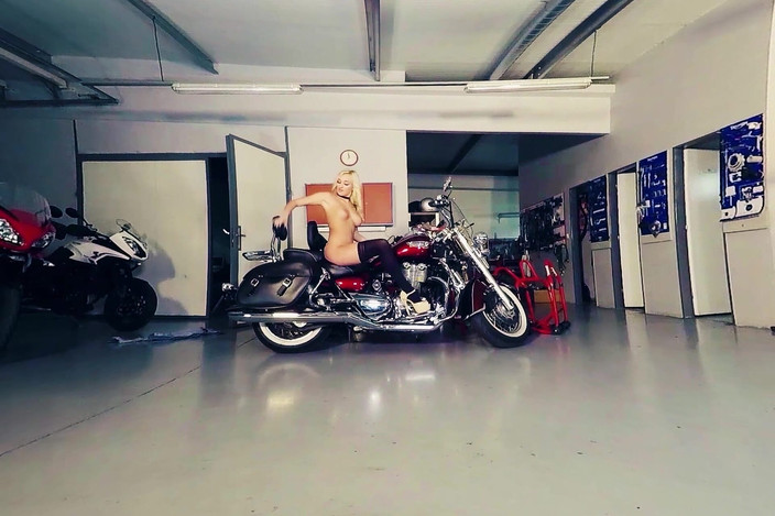 Bikes And Babes TV: Daisy Lee v Moto Garáži