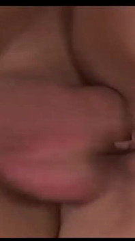 Peituda linda loira menina fodendo buceta em posição de quatro gozada nos peitos