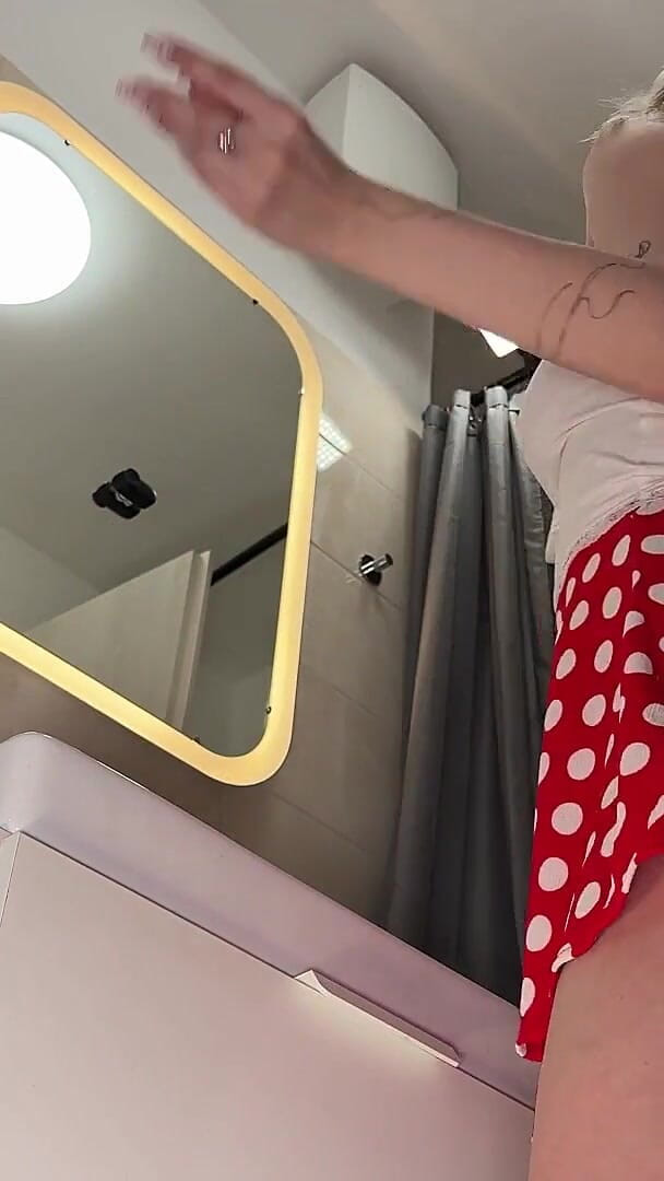 No panties TV: Ateşli seksi uzun bacaklı sarışın sıkı amcığını ve büyük götünü...