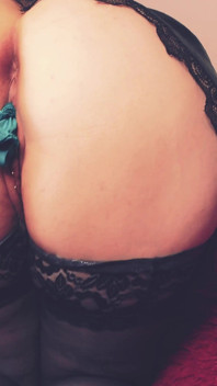 Pierced Pussy Play - milf de corpo curvilíneo em Pvc e meias. Arya Grander