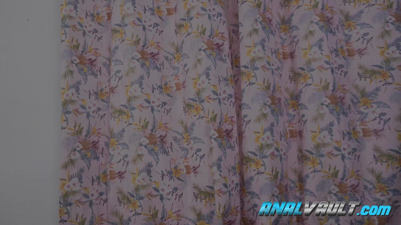 Anal Vault: Latina Pamela Santos met grote tieten hunkert naar dubbele penetratie