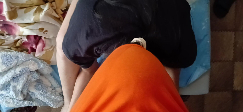 Lesbian-illusion: 我舔了我熟女继妹的阴户，这样她就不会告诉我的父母我抽烟了