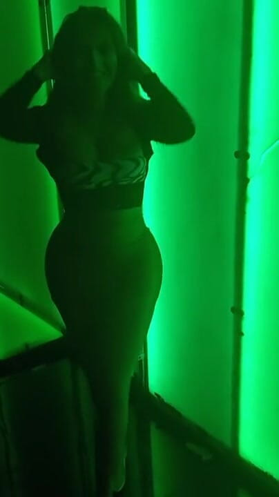 Barbietransxxxx: Tranny ukazuje zadek v baru