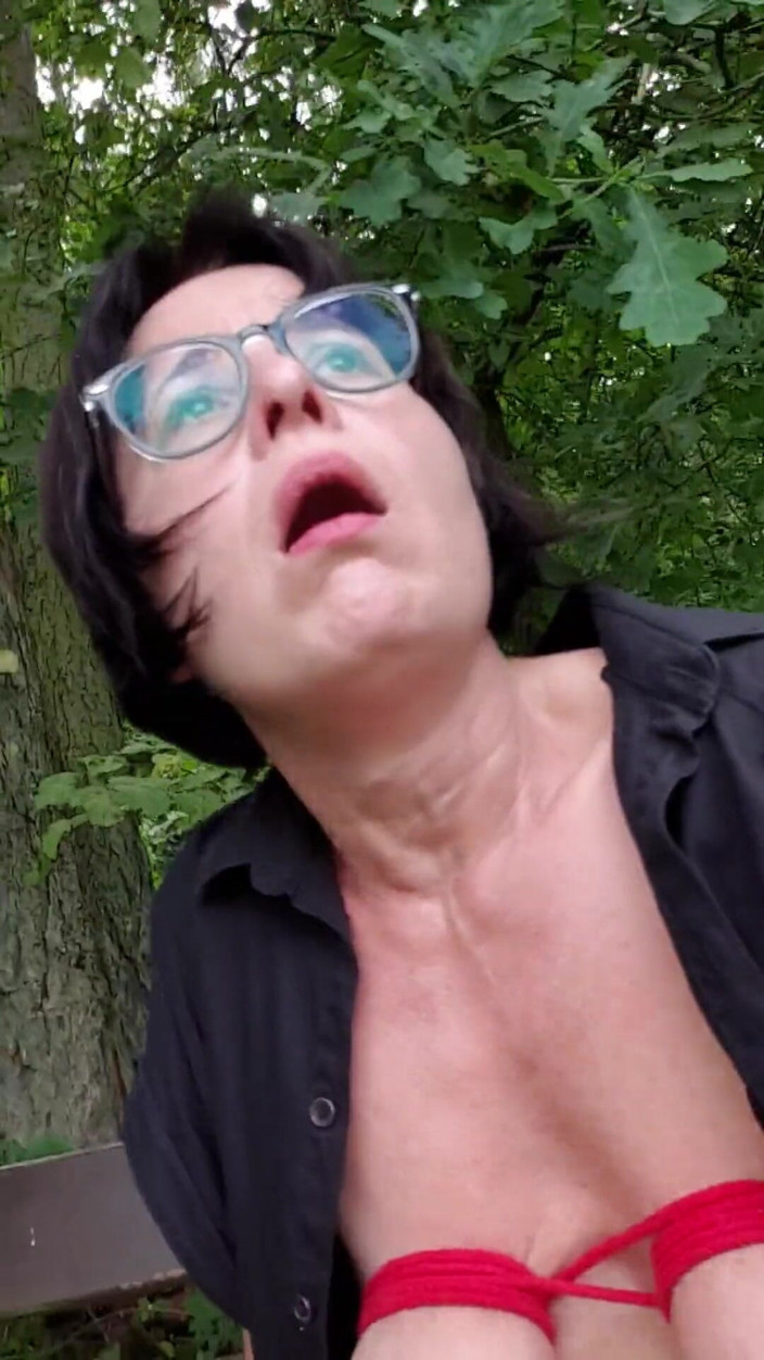 JulieEroticDress: Spruta och orgasm med nässlor