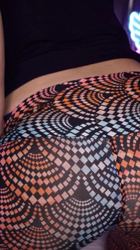 Esnek orta yaşlı seksi kadın tüm deliklerini genişletiyor