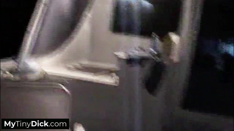 MyTinyDick: 2 chicas sexy disfrutando chupando dos patéticas pollas pequeñas