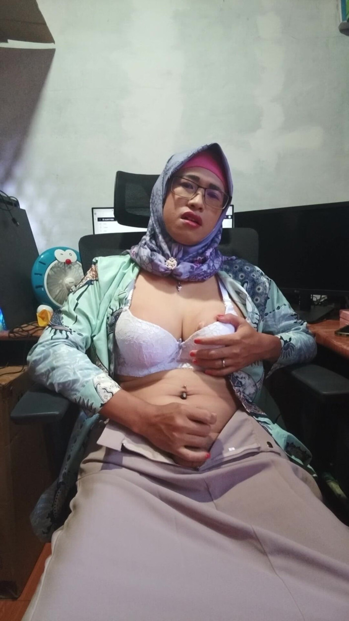 Mitha Zhe: Uimitoare transsexuală cu țâțe mari hijab se masturbează