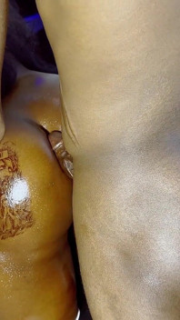 Donumun içinde twerk yapıyor, tahrik oluyor ve onu sikiyor ve amının içine boşalıyor