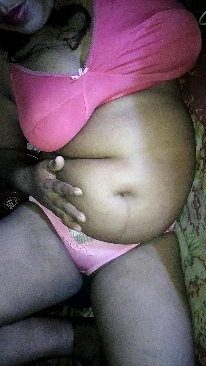 Sadia vabi: Çok seksi kız amını gösteriyor