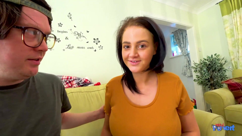 Nerd Pervert: Abbie Price - înghițire cu șase camere