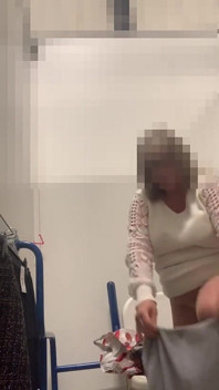 Julie in M&s Umkleidekabine - keine Höschen unter dem rock, Sitzt auf Dildo Dann probiert Röcke in gebräunten strumpfhosen an