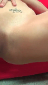 Mezirasové video s Dawn Iris asijská děvka s malými přírodními kozami a hnědými vlasy chce velké černé péro a pije sperma