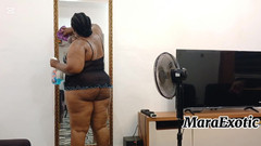 Mara Exotic: Pembantu rumah eboni dengan pantat gemuk berpeluh