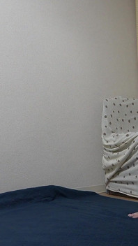 Des seins en uniforme trop court, des jambes bouffantes dans une minijupe, des culottes string-back qui lui mordent, et le sexy nettoyage de la chambre d’une fille japonaise