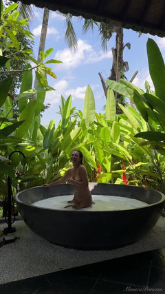 Princess Monica: Ponte loco conmigo en un baño de selva humeadora desnudo