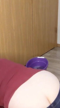 Bunda revela esfregação no chão