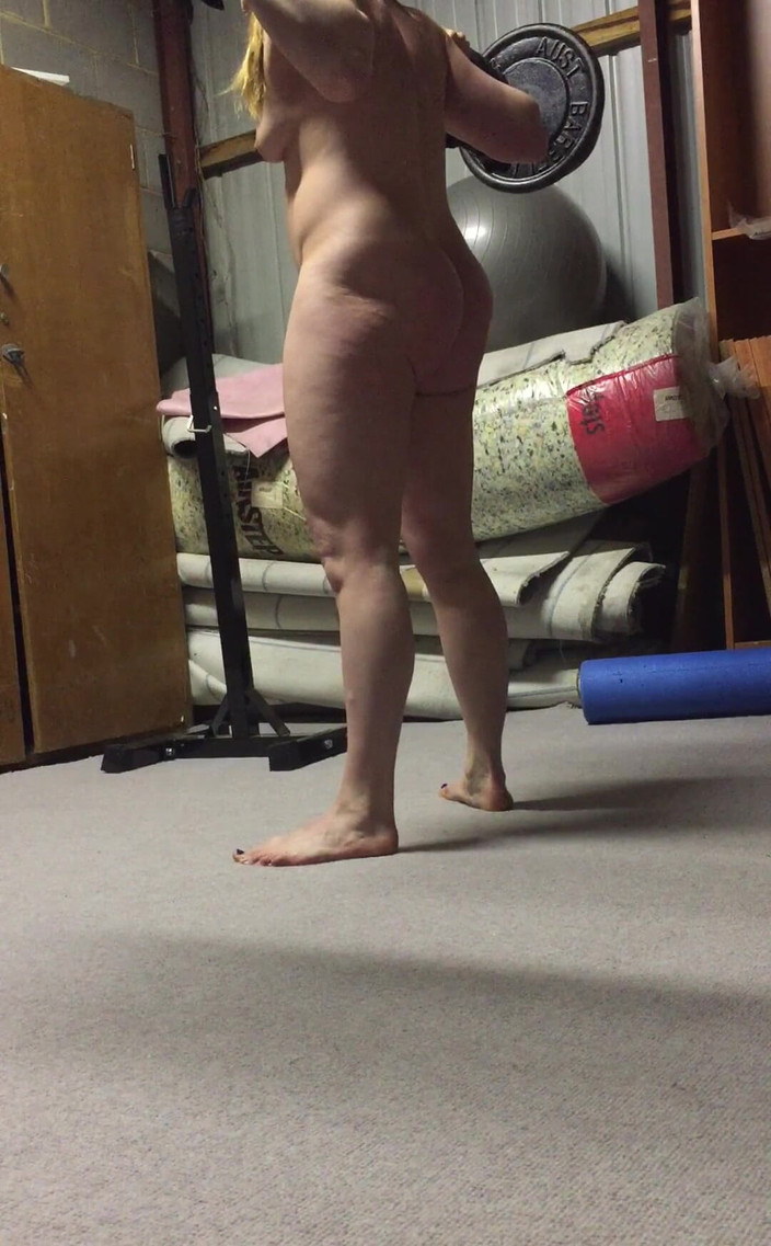 Michellexm: Rozciąganie nago