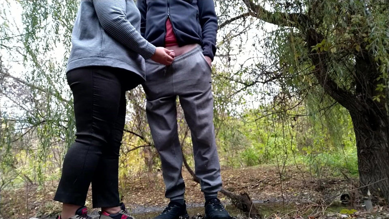 OurFetishLife: En styvmors mjukaste händer och vidrör min kuk på gatan
