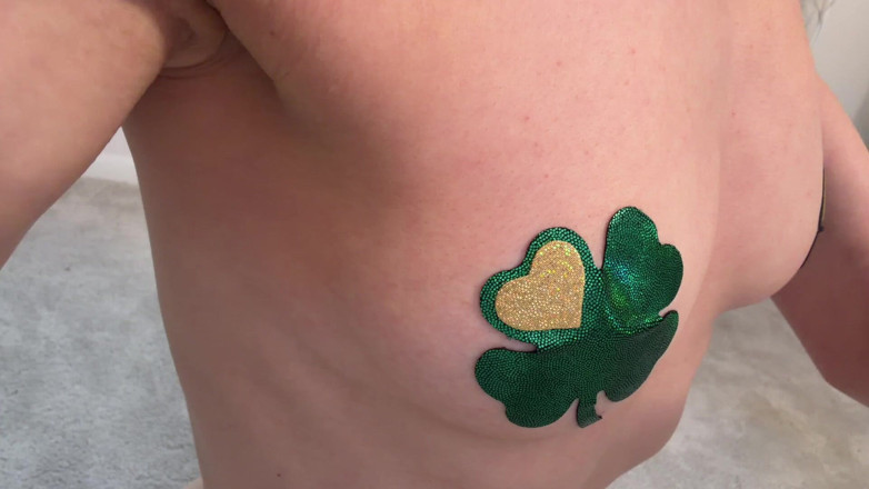 Ms_Emmy_Lynn: Glänzende shamrock-pasteten auf kleinen natürlichen titten