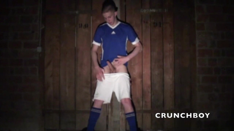 Crunch Boy: Sexy ebony fucked by sneaker boy in basement