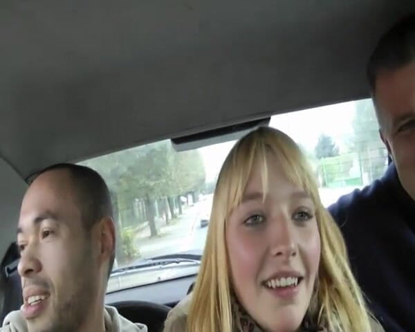 Paris Jango: Une Jolie Blonde Se Fait Baiser Par Trois Grosses Bites